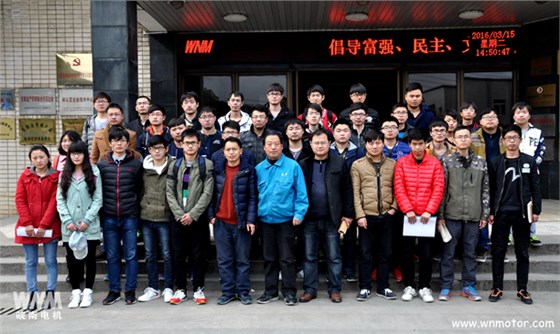 安工大在公司作毕业设计，在开云手机官方网站,开云中国
合影留念