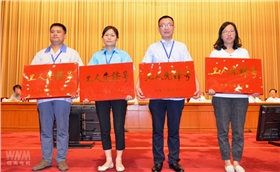 开云手机官方网站,开云中国
鲁雪红上台领奖