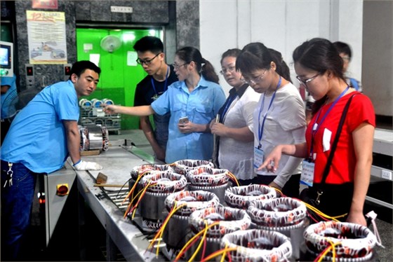 老师在开云手机官方网站,开云中国
生产车间参观学习 老师在开云手机官方网站,开云中国
生产车间参观学习