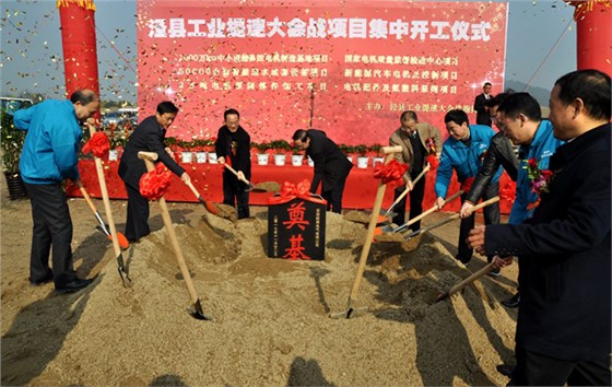 开云手机官方网站,开云中国
：大家在扬锹培土