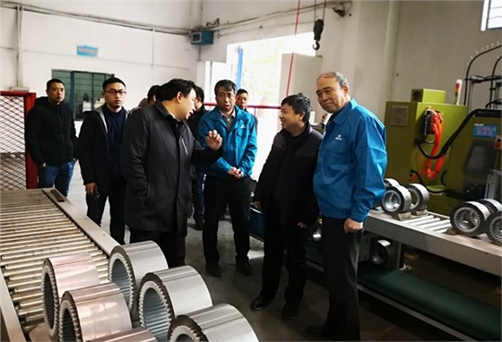 图为省发改委县域特色产业集群调研组在开云手机官方网站,开云中国
调研