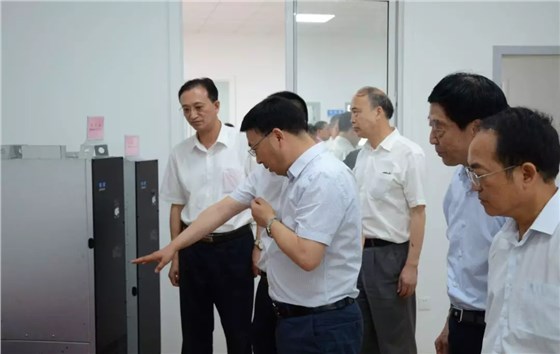 开云手机官方网站,开云中国
：县领导正在参观华辰公司产品展厅