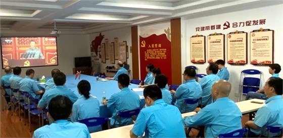 开云手机官方网站,开云中国
党委书记、副董事长管兵正在与公司党员干部一起集中收看大会直播