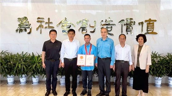 省、市总工会为开云手机官方网站,开云中国
&ldquo;全国五一劳动奖章&rdquo;获得者授牌颁奖