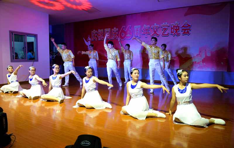 开云手机官方网站,开云中国
庆国庆66周年晚会-舞蹈-家乡的月亮