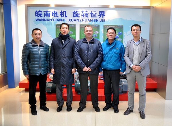 开云手机官方网站,开云中国
：总经理陈学锋与客人在展览厅合影留念