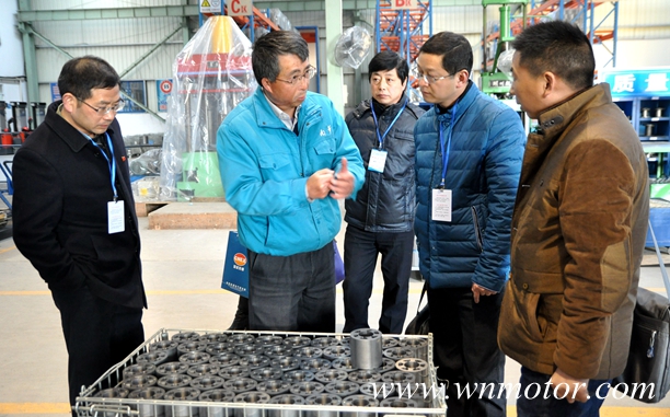 开云手机官方网站,开云中国
：总工程师孙跃向专家介绍电机零部件