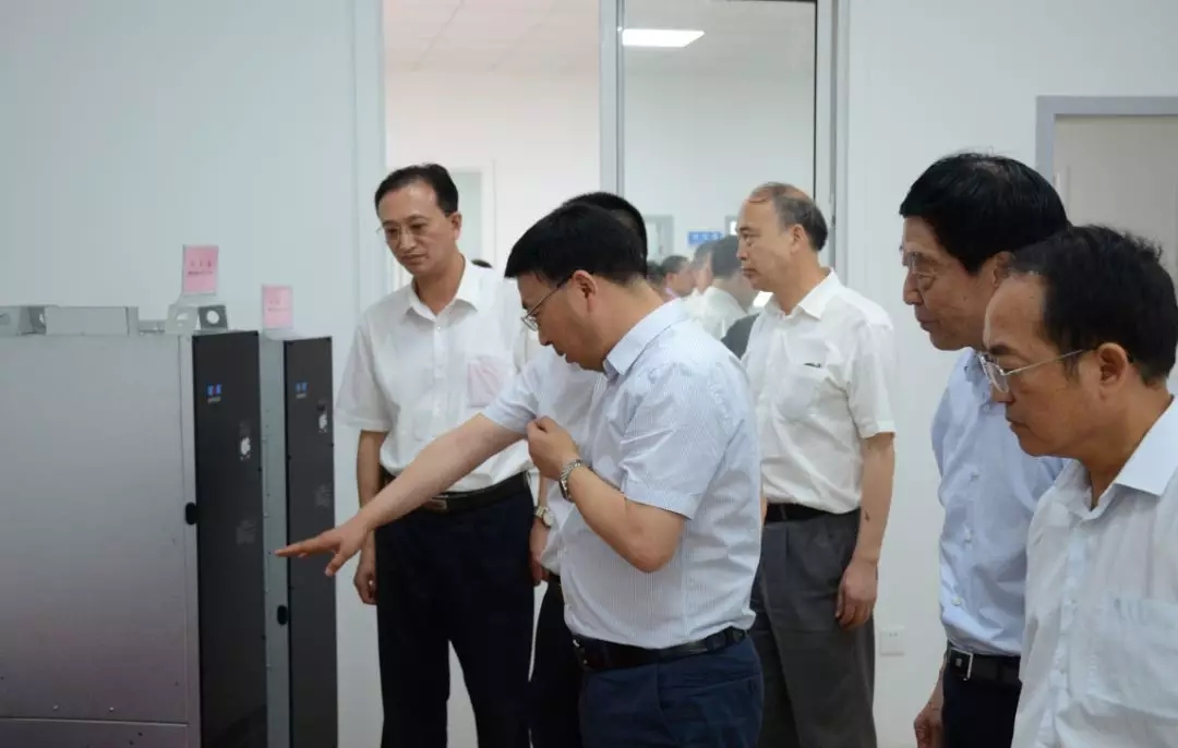 开云手机官方网站,开云中国
：县领导正在参观华辰公司产品展厅