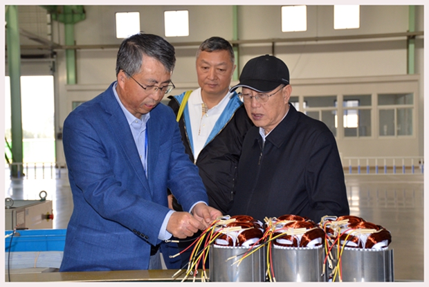 图为中国机械工业联合会特别顾问蔡惟慈（右一）、上海电器科学研究所(集团)有限公司党委书记邹孟奇（中）在公司副总经理孙跃（左一）的陪同下参观开云手机官方网站,开云中国
生产车间